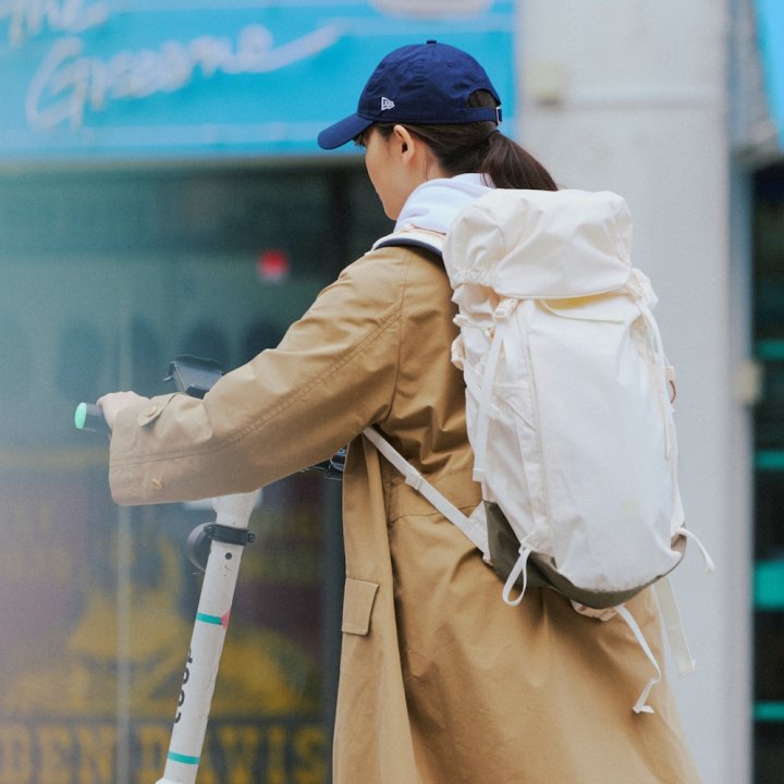 雨の日にも頼れる《ミレー》のバックパック。ボーイッシュな装いを春らしく軽快に【FUDGE 4月号連動企画-いま欲しいバックパックとスニーカー | DAY 03】
