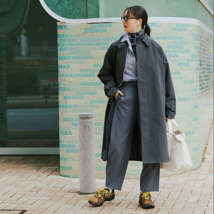 イエローの差し色がかわいい《ヴェジャ》のスニーカーで、ワントーンコーデをブラッシュアップ【FUDGE 4月号連動企画-いま欲しいバックパックとスニーカー | DAY 01】