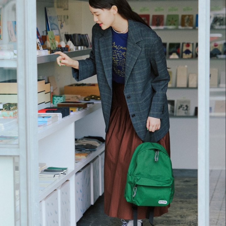 小さめの《アウトドアプロダクツ》デイパックが可愛い！スカートスタイルにもぴったり【FUDGE 4月号連動企画-いま欲しいバックパックとスニーカー | DAY 09】