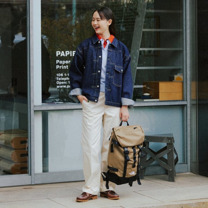 カーキの《ザ・ノースフェイス》のバックパックはデニムと相性良し！アウトドア感控えめでシックに背負えるFUDGE 4月号連動企画-いま欲しいバックパックとスニーカー | DAY 08】