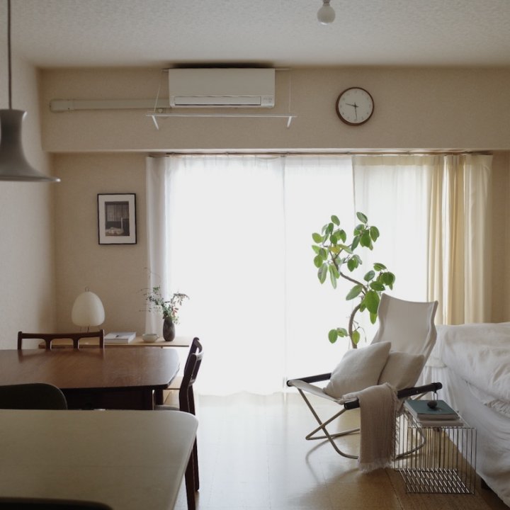 素材ミックスでつくる、シンプルで穏やかな部屋。一人暮らしの1Kインテリア 【私らしく暮らす。賃貸インテリア】