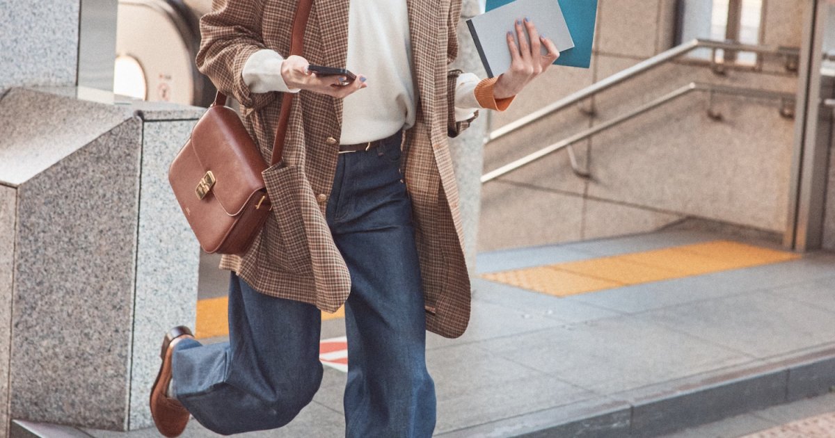 A.P.C.（アーペーセー）》70年代からインスパイアした濃紺フレアデニム 