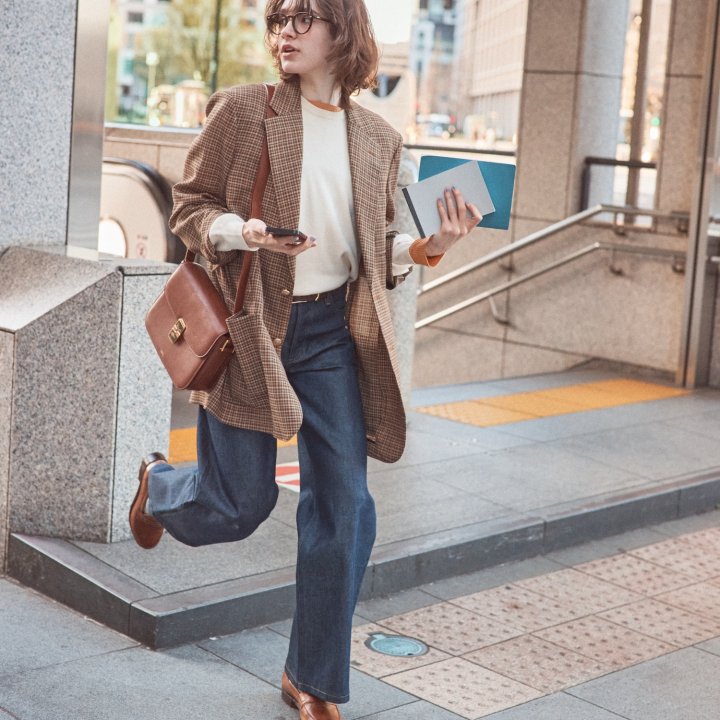 《A.P.C.（アーペーセー）》70年代からインスパイアした濃紺フレアデニム【FUDGE dig.｜レディデニム-01】