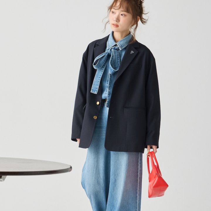 春のデニムオンデニムスタイル。ボウタイ付きデニムシャツでほんのりエレガントに【FUDGE FRIEND おしゃれさんの毎日コーディネート vol.674｜UMI】