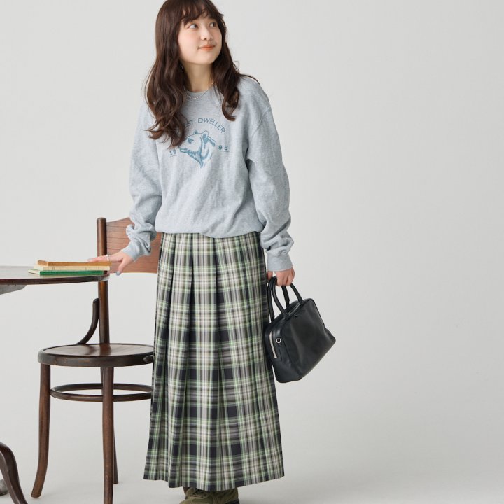 低身長さんにおすすめのスニーカー×スカート。カーキで大人っぽくスタイルアップして【FUDGE FRIEND おしゃれさんの毎日コーディネート vol.681｜大島花菜】