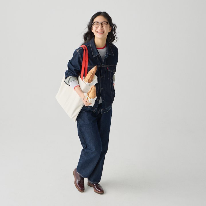 デニムオンデニムはパリジェンヌをお手本に。インディゴ×赤でつくる上品コーデ【FUDGE FRIEND おしゃれさんの毎日コーディネート vol.676｜ 栁沼芽以】