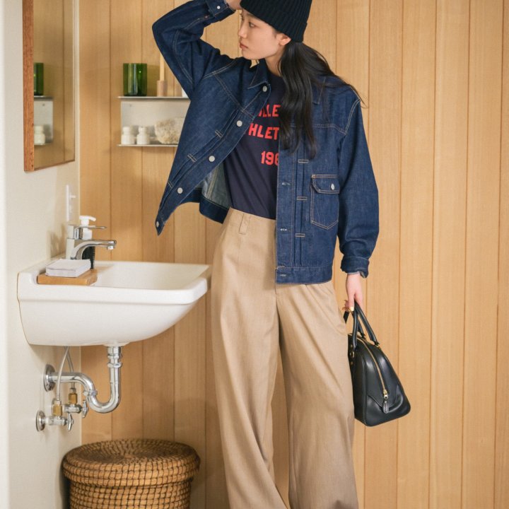 今の季節に一つは持っておきたい！ 動きやすさも兼ね備えた、シルエットが美しいデニムジャケット。【FUDGE 5月号連動企画-デニムがちょうどいい | DAY 10】