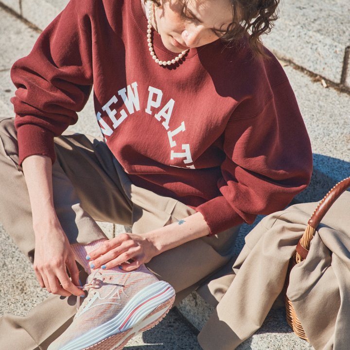 ピンクシューズ×ベージュパンツのグラデーションは間違いない!春のスウェットスタイルに《ミズノ》“WAVE RIDER 29 SW”を【FUDGE dig.|ランニングシューズで春トラッドをアップデート。07】