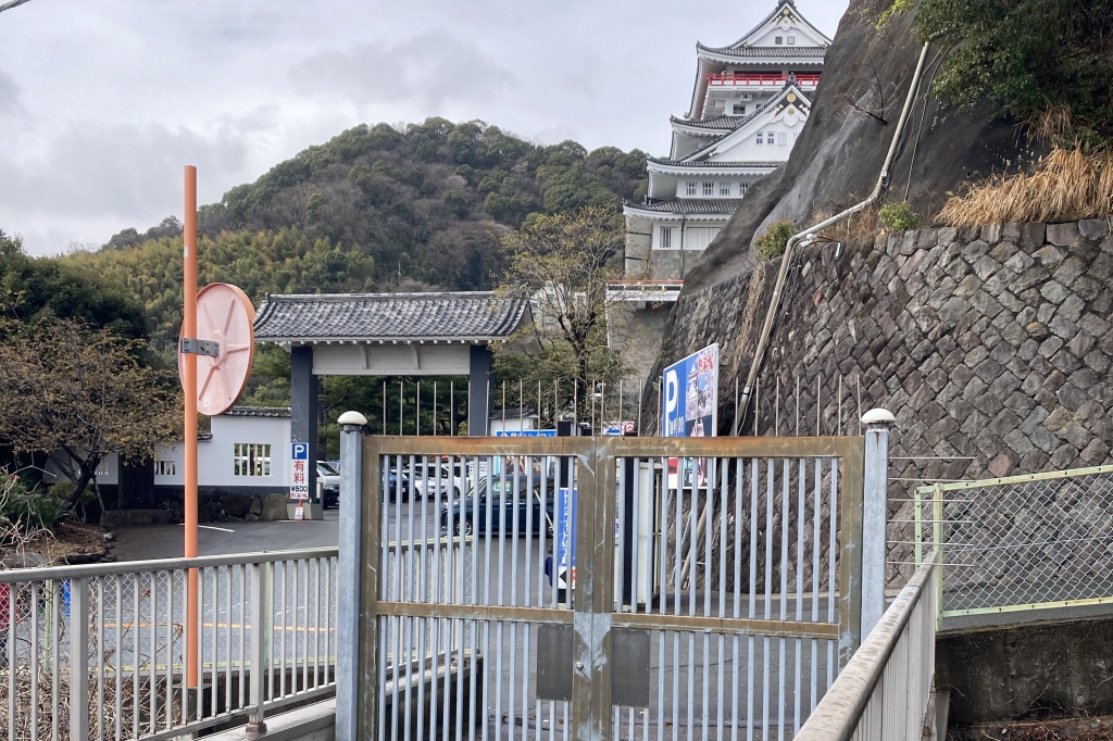 一歩外に出れば熱海城