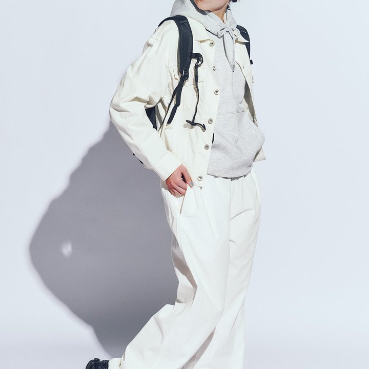 モノトーンコーデの引き締めやくはブラックのスニーカーとバックパック【本日のFUDGE GIRL-4月27日】