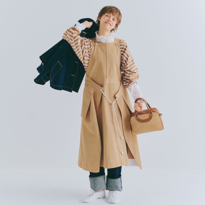エプロンをワンピースのように着こなして、新しいお洒落を始めよう。【ワンピースの日、パンツを重ねる日。】