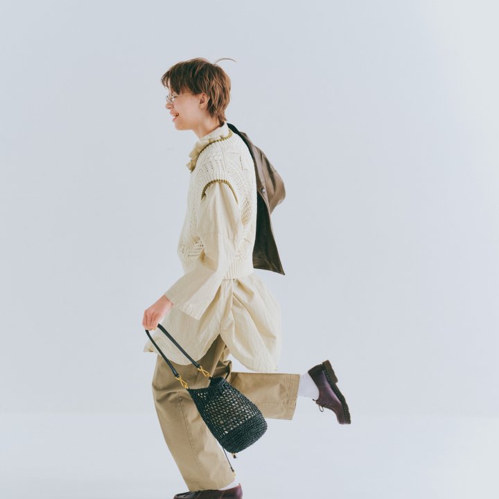 “短めシャツワンピース×チノパン”  同系色で全体をまとめるのが洒落るコツ。【ワンピースの日、パンツを重ねる日。】