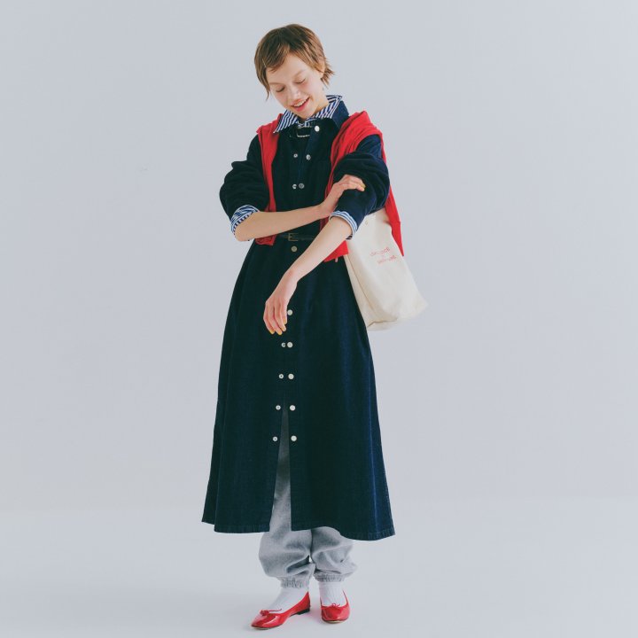 ゆるっとシルエットのデニムワンピースにスウェットパンツを忍ばせて。【ワンピースの日、パンツを重ねる日。】
