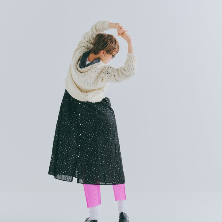 ドット柄ワンピース×ピンクのプリーツパンツ。心地よい甘さのバランスで着こなす技とは？【ワンピースの日、パンツを重ねる日。】