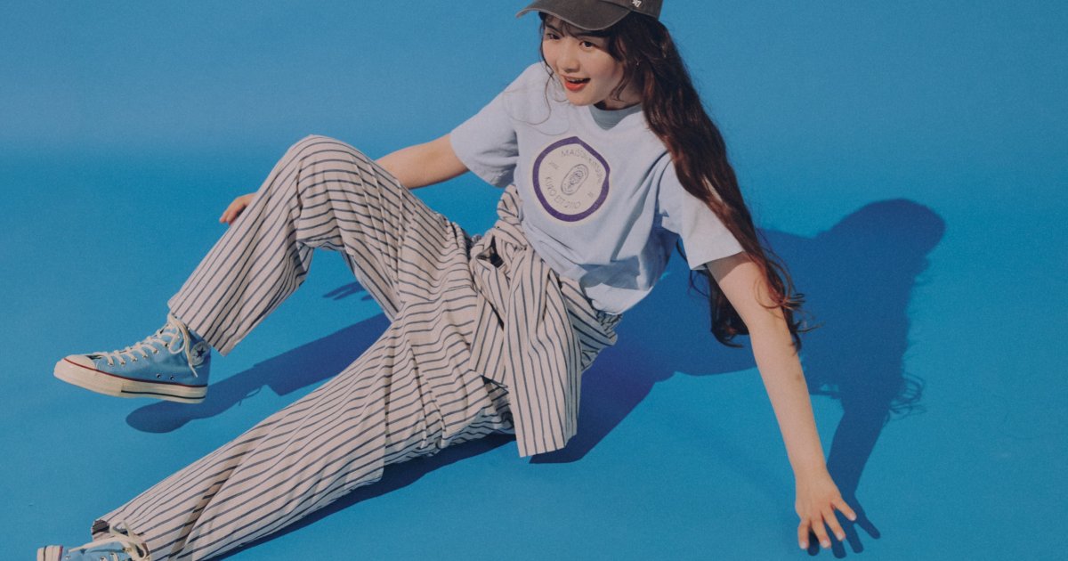 水色Tシャツこそ、ストライプのジャンプスーツと相性が良いみたい