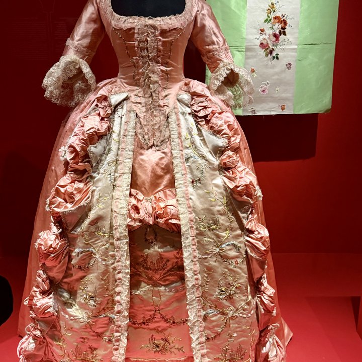 パリ・ガリエラ美術館へ。18世紀のフランスのファッション革命【夢見るパリ】