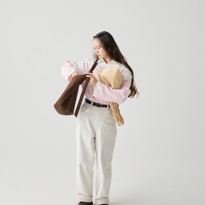 INする白シャツはボタンを開けて！ピンクのバスクシャツを大人っぽく着こなし【FUDGE FRIEND おしゃれさんの毎日コーディネート vol.702｜うさみ】