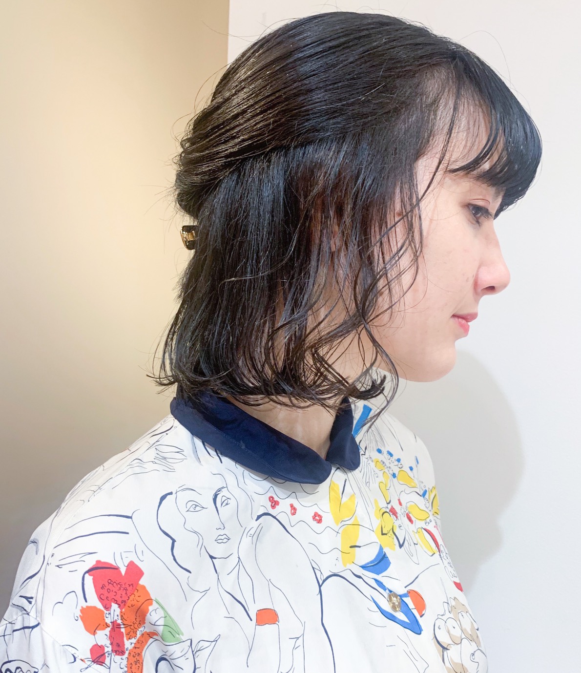 華やかさと抜け感のある休みの日のハーフアップボブスタイル