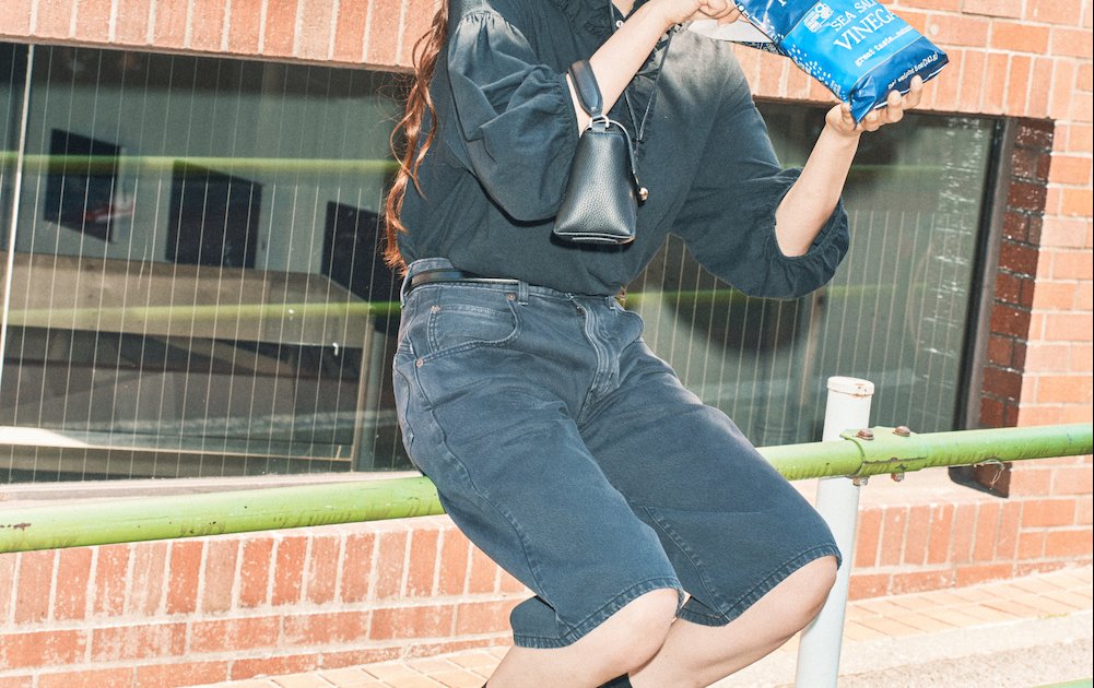 この夏着たいデニムのハーフパンツ、ブラックなら大人もきちんと見える