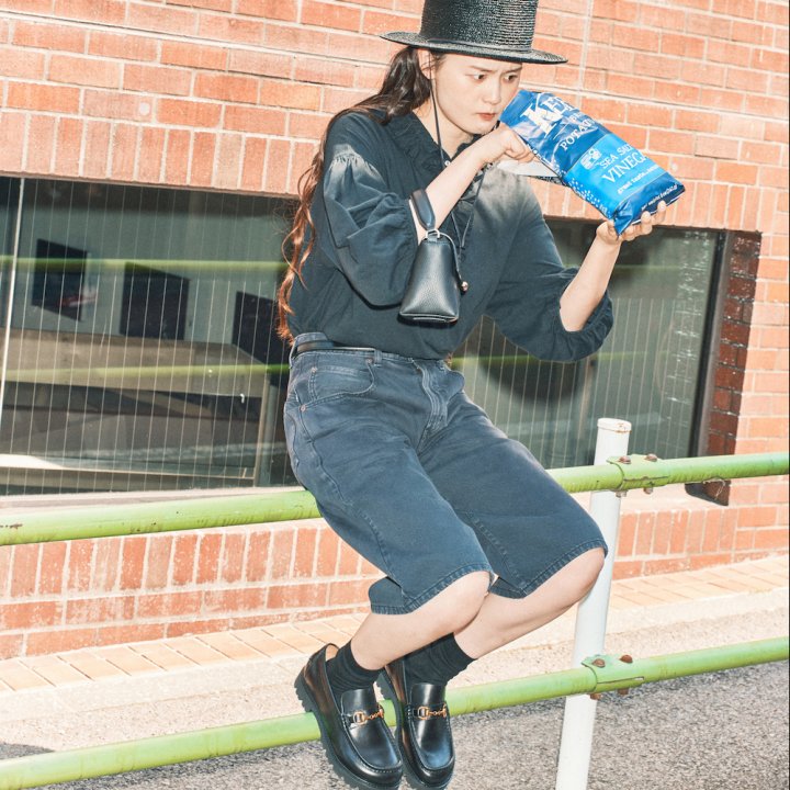 この夏着たいデニムのハーフパンツ、ブラックなら大人もきちんと見える！【FUDGE 7月号連動企画-夏だから、ブラック！ | DAY 01】