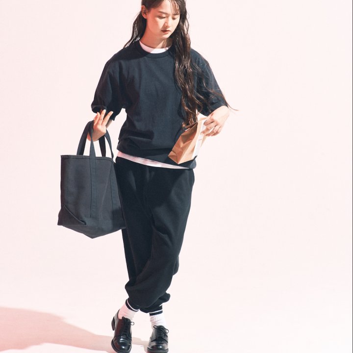夏のオールブラック。黒Tシャツは“風合い”があるものを選ぶとこんなにこなれる!【FUDGE 7月号連動企画-夏だから、ブラック! | DAY 02】