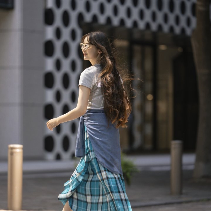 爽やかなターコイズのチェックスカートが主役。グレーとブルーの濃淡で作る、夏のカラーコーデ。【FUDGE8月号連動企画-モノトーンって素敵。カラフルって楽しい!DAY14】