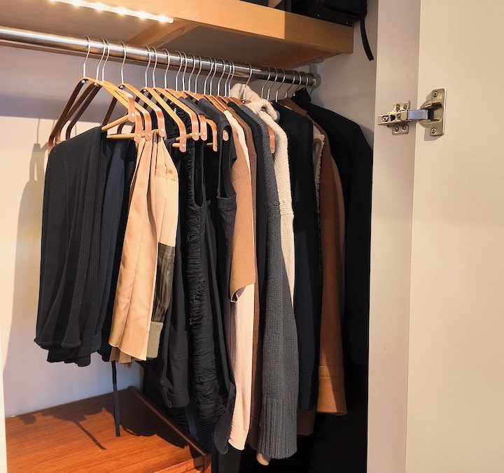 シンプリストの「服選び」。少ない服で着回す6つのコツ　【暮らしを灯すアイデア集】