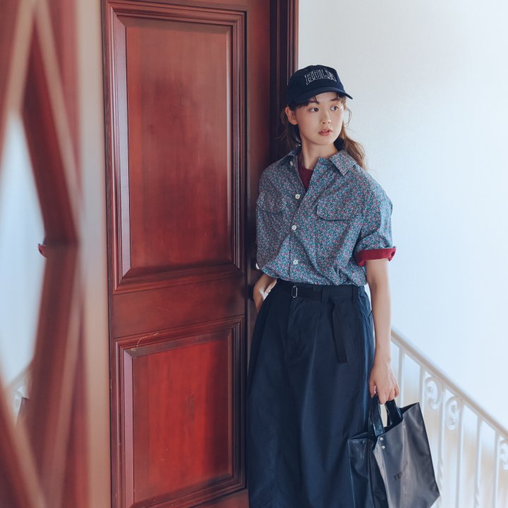 小花柄シャツは一枚で着ない!カラーTシャツでこなれ感を出して【FUDGE 9月号連動企画 – 今日もシャツ気分! | DAY 05】