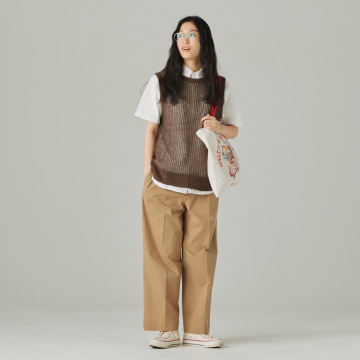 透かし編みのニットベストが秋の始まりにちょうどいい!×チノパンで秋色コーデの出来上がり【FUDGE FRIEND おしゃれさんの毎日コーディネート vol.745| 栁沼芽以】