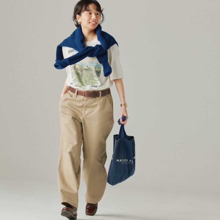 ストレートシルエットのこのチノパンは脚長効果が期待できるんです!Tシャツはインして、さらにスタイルアップを狙って【FUDGE FRIEND おしゃれさんの毎日コーディネート vol.740|momo】