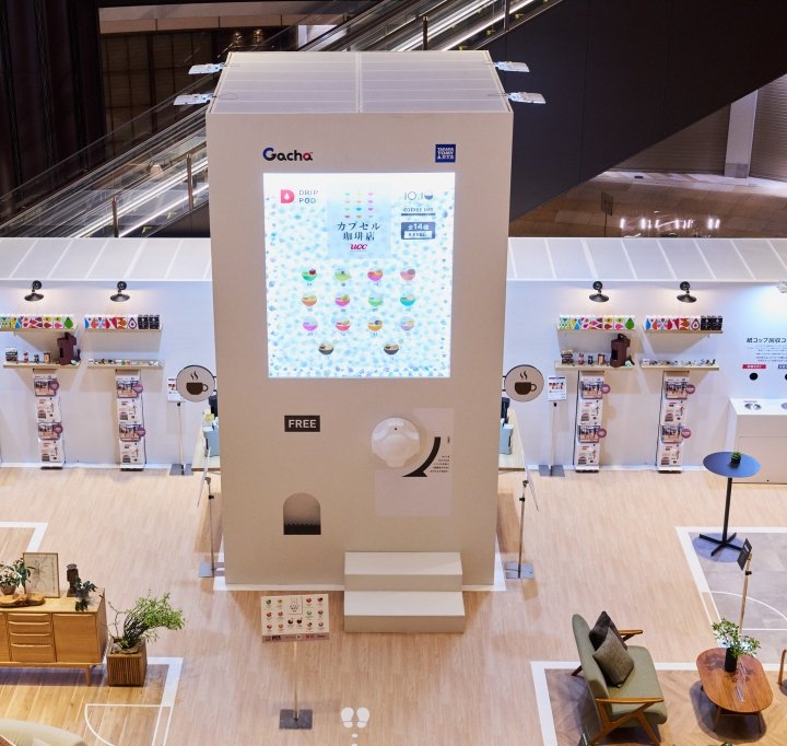 巨大“珈琲ガチャ”で楽しむ!東京ミッドタウン日比谷の期間限定「UCCカプセル珈琲店」で新たなコーヒー体験を