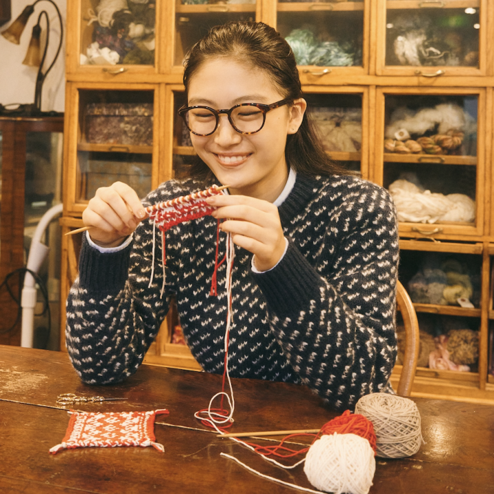 喫茶店で開かれる編み物教室って? かぎ針初心者にもおすすめなフェアアイルコースターを作ってみた【FUDGE dig. × FUDGE FRIENDの“大人の習い事”探し。】