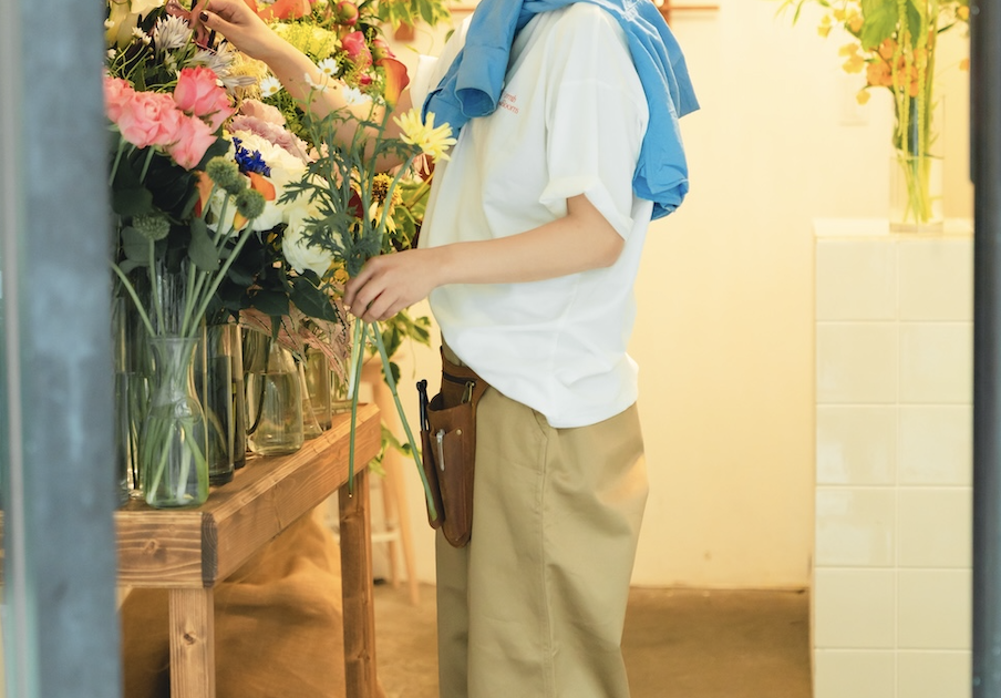 チノパンはゆったりシルエットが洒落る。お花屋さんを支える、上品な